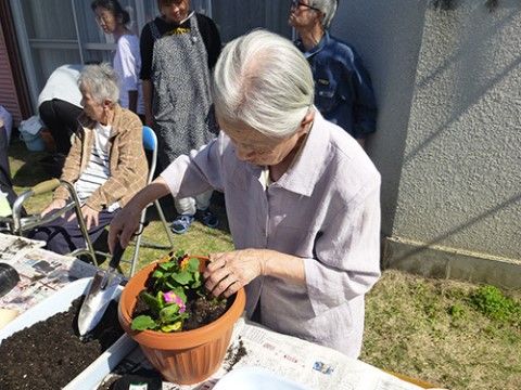 「グリーンウェル花山」鉢作りを楽しむ入居者様