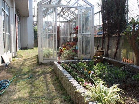 「グリーンウェル花山」敷地内に設けられた中庭