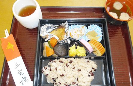 焼き魚や茸や野菜の煮物、赤飯がセットになった特別食