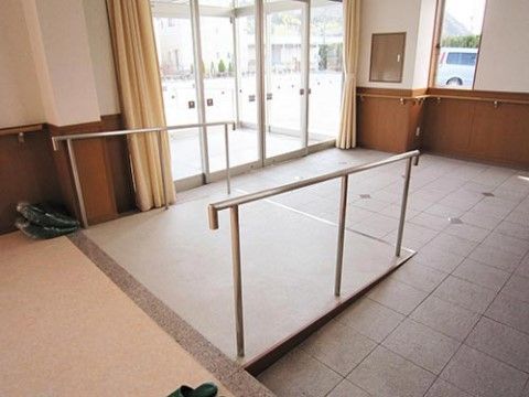 玄関を入ると手すりが付いたスロープがあり、足が不自由な方や車椅子をご利用の方も安全に入館することができる。