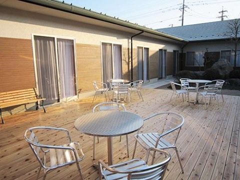 ウッドデッキには椅子、テーブル、ベンチが置かれている。日当たりがよく、暖かい中でお茶や日光浴ができる。