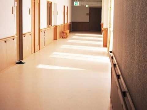 車椅子をご利用の方もスムーズに通ることができる広々とした通路である。壁にはすべて手すりが付いている。