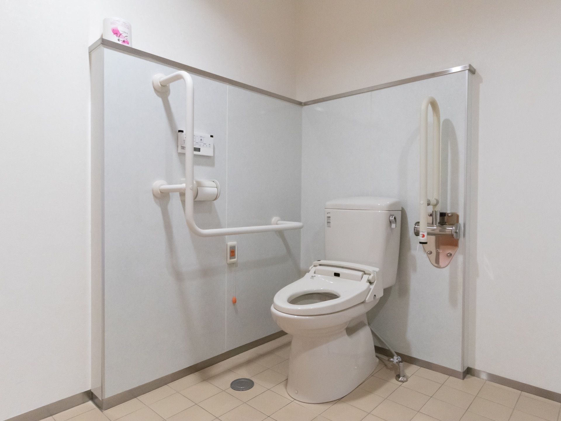 清潔感のある広いトイレである。呼出しボタンが壁にあり、緊急時にすぐにスタッフに連絡をすることができる。
