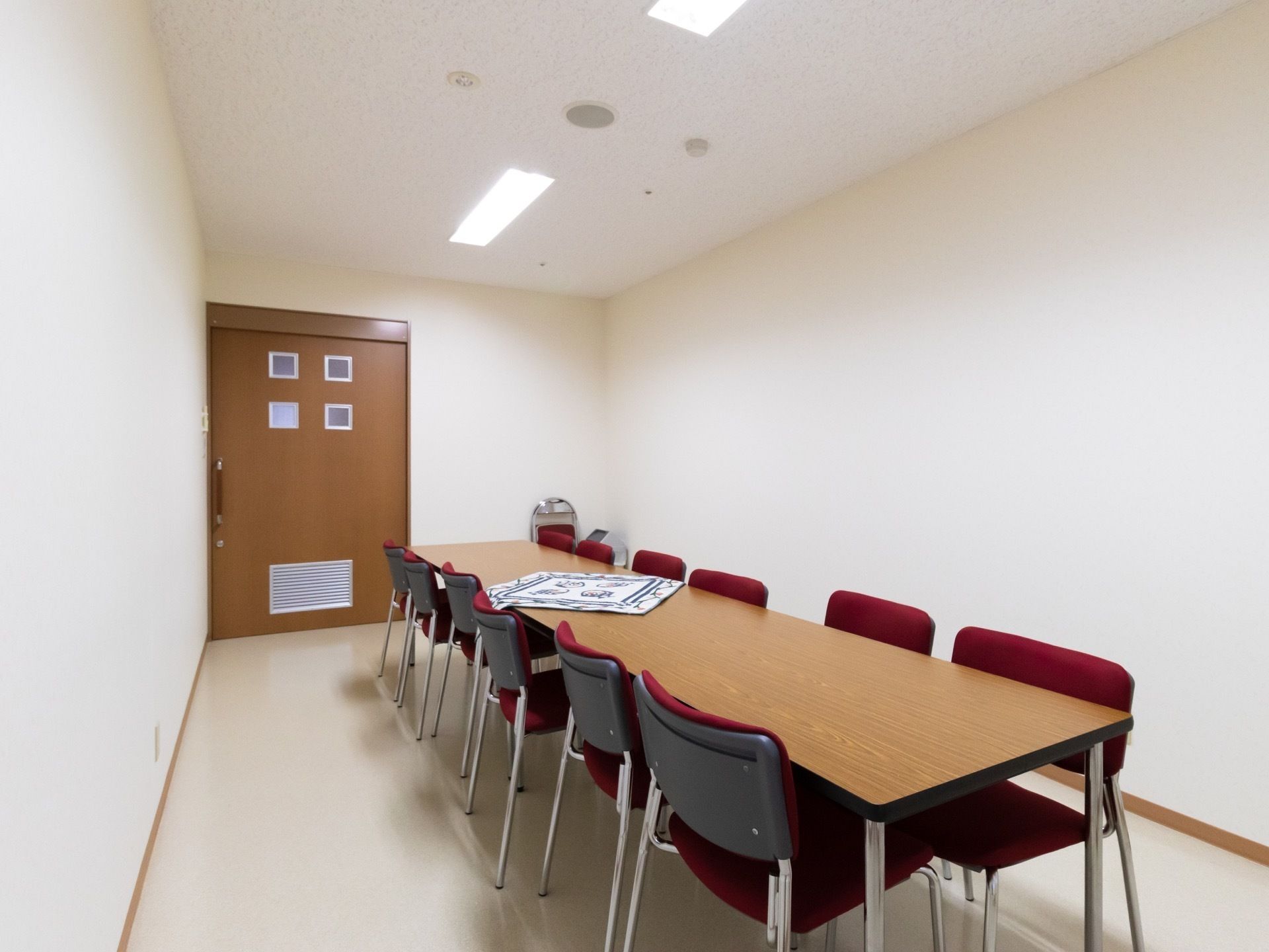 白い壁に囲まれ、清潔感漂う談話室である。テーブルと椅子が12脚あり、ゆっくりと会話を楽しむことができる。