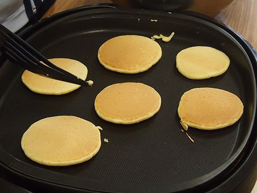 ホットプレートでパンケーキを焼く様子