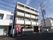 施設の建物は4階建てで、白色を基調とした外観である。施設前を通る道路からは、2階、3階、4階に設けられた居室の窓とベランダが見える。