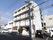 マンションのような外観の施設は、周囲の建物とも非常に馴染んでいる。1階にカフェが併設されて、気軽に地域の方に来てもらえる。