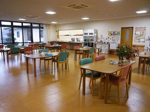 中庭側が一面窓になっている明るく広いリビング。テーブル間隔が広く取られてあり、安全かつ落ち着いた時間を過ごせる。