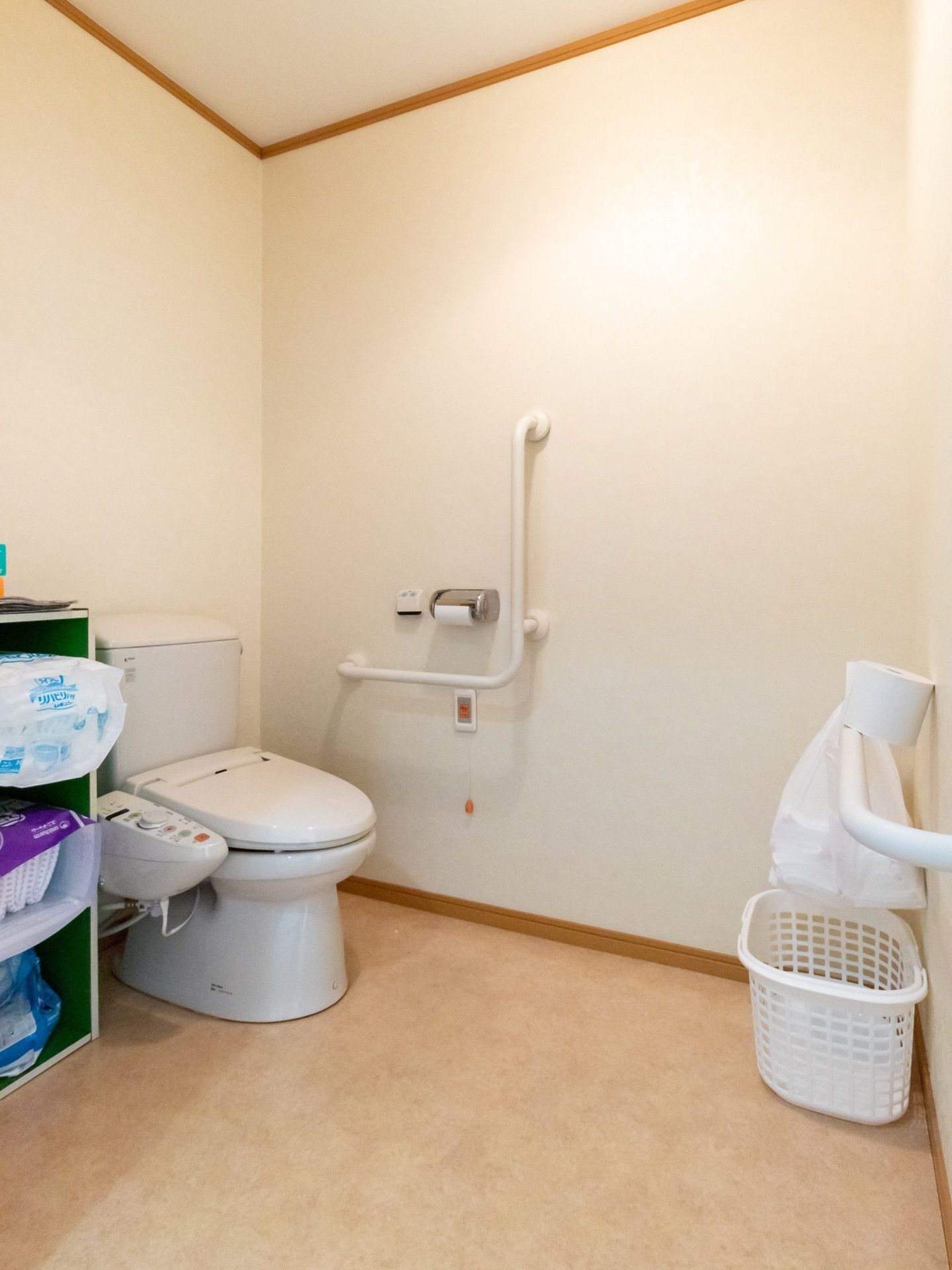 白い壁で統一された清潔感のあるトイレである。温水洗浄便座を採用しているので、いつでも綺麗に使用できる。