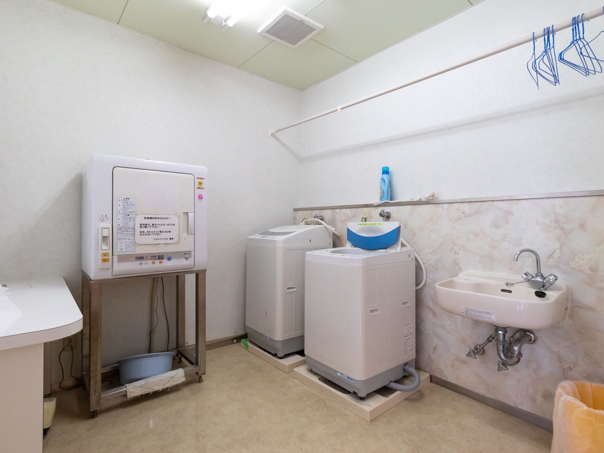 洗濯機が２台、乾燥機が１台設置してあるランドリールーム。物干しもあるので、天候を気にせず室内干しをすることができる。