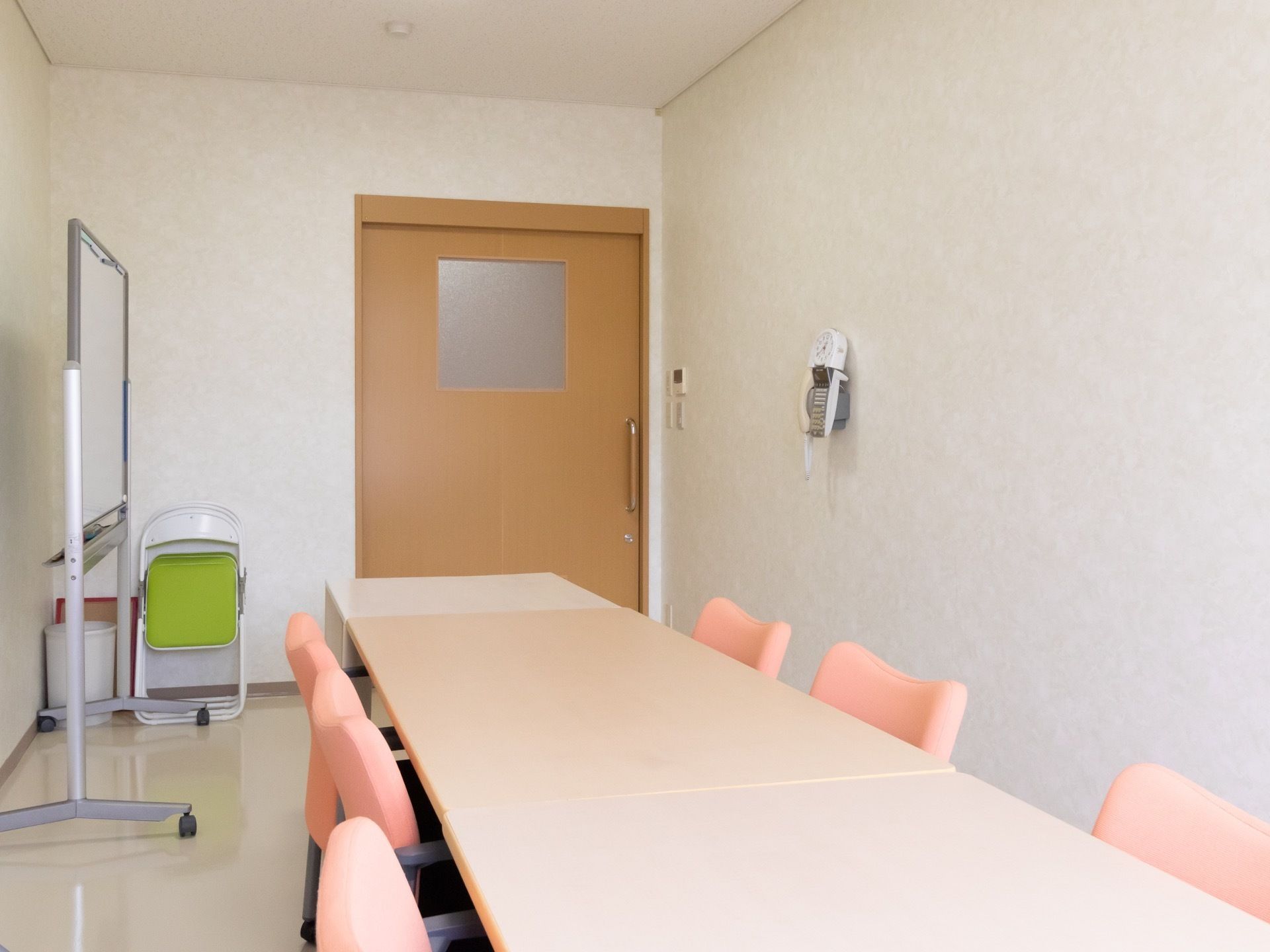 スタッフ同士の会議や、来訪者様との話合いに使用するスペースである。室内には会議用の机があり、椅子が備えられている。