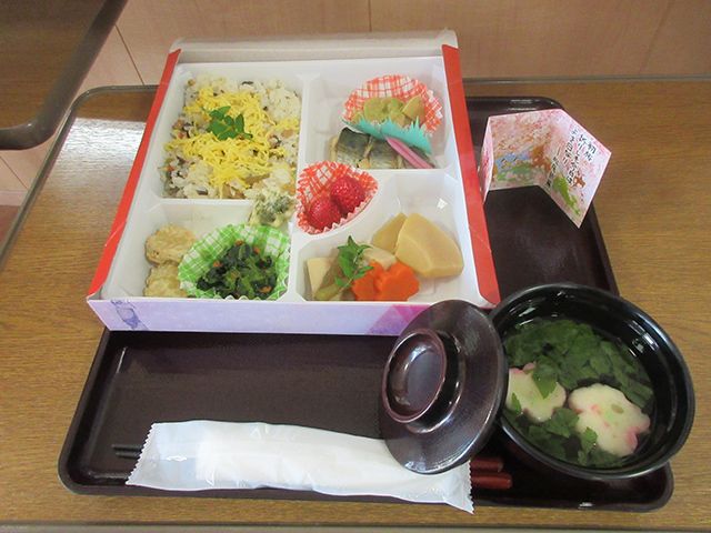 吸い物が付いたちらし寿司と野菜の煮物のセット