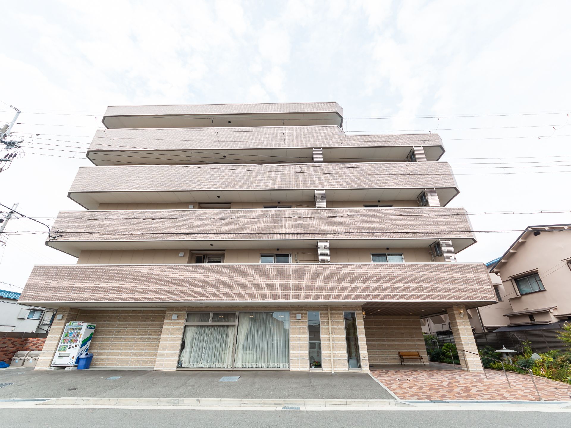 ４階建てで駐車場が近くに立地している介護施設