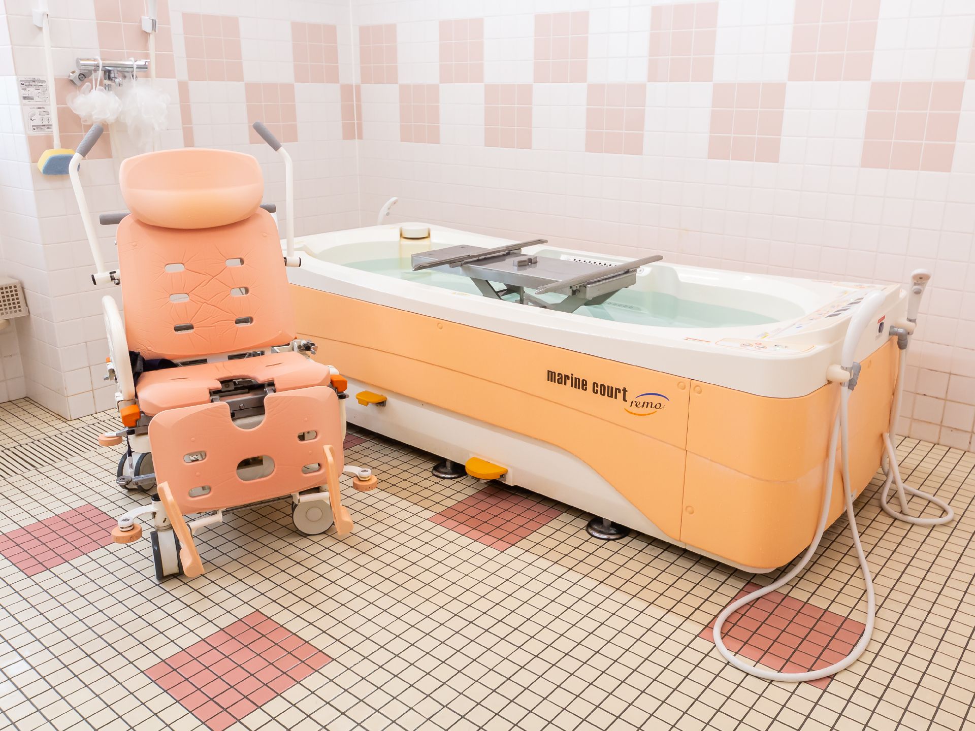 寝たきりの方が横になったまま安全に入浴できる機械浴