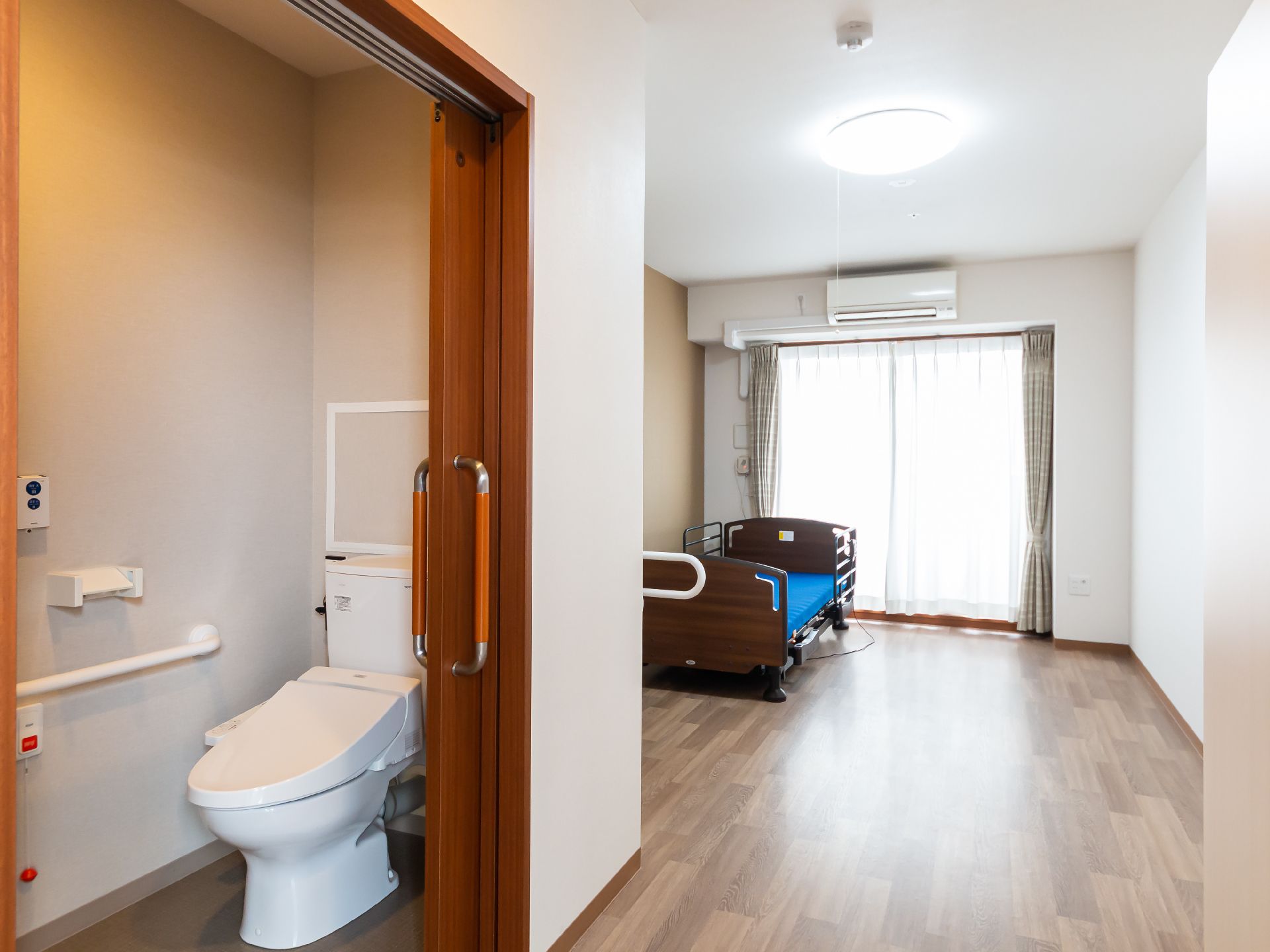 洗面台や引き戸、トイレが設置されている居室