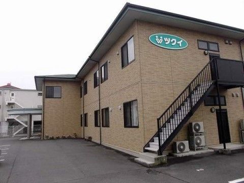 集合住宅タイプのホームで、ベージュ色を基調としたすっきりとした佇まいの建物である。敷地内に駐車場を完備しており、お車での来館に便利である。