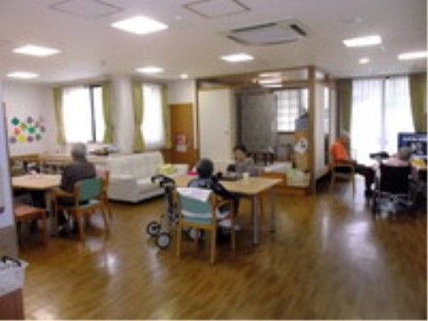 リビングのテーブルはゆったりと配置しており、車椅子でのご移動も不便がない。お食事のほか団らんもお楽しみいただける空間である。