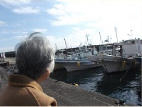 施設の近くにある漁港へきて船を眺めている女性入居者様