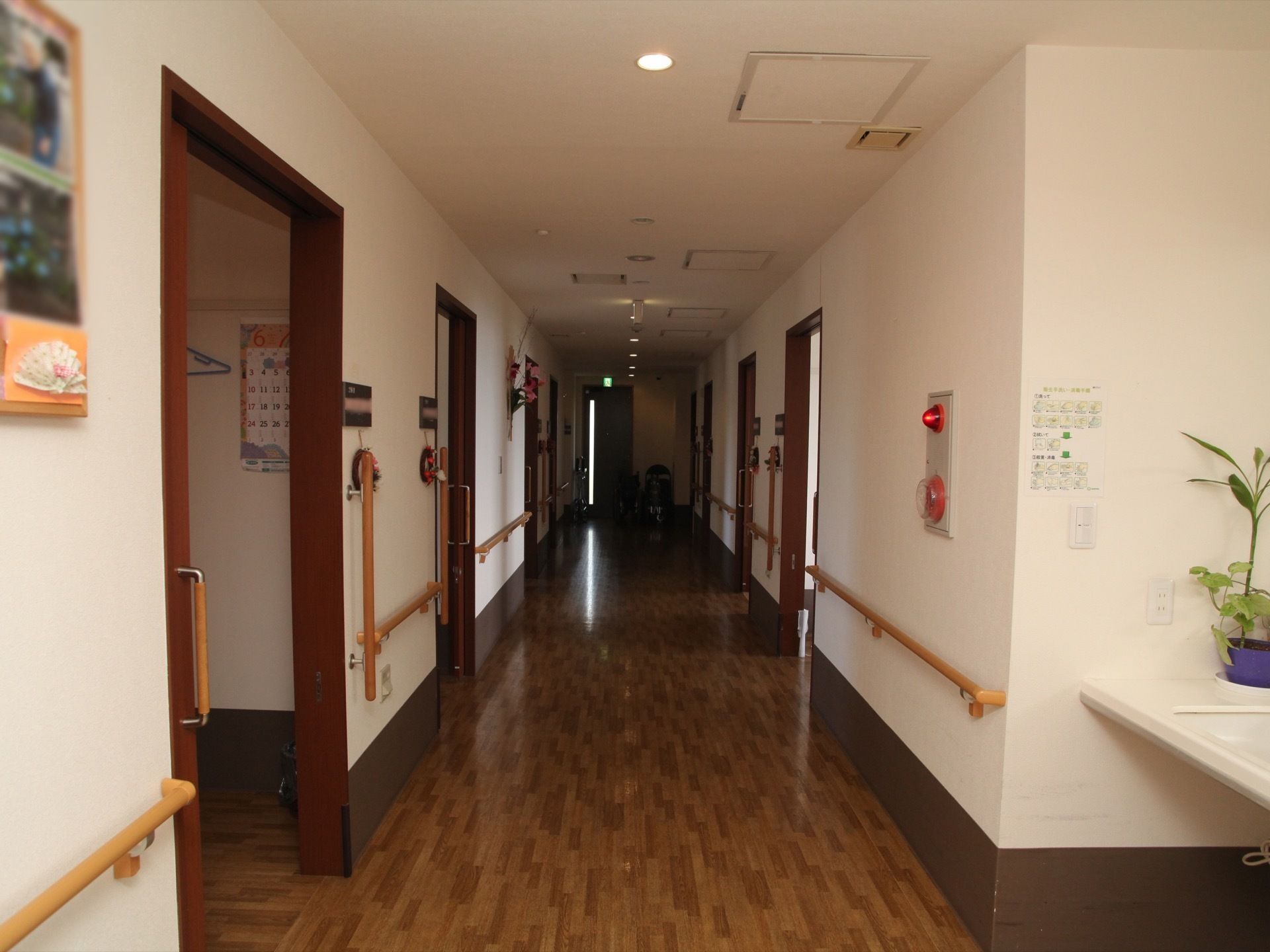 段差のないフローリングの通路で、車椅子でも通れる十分な広さになっている。部屋のドアが大きいので、スムーズに出入りができる。