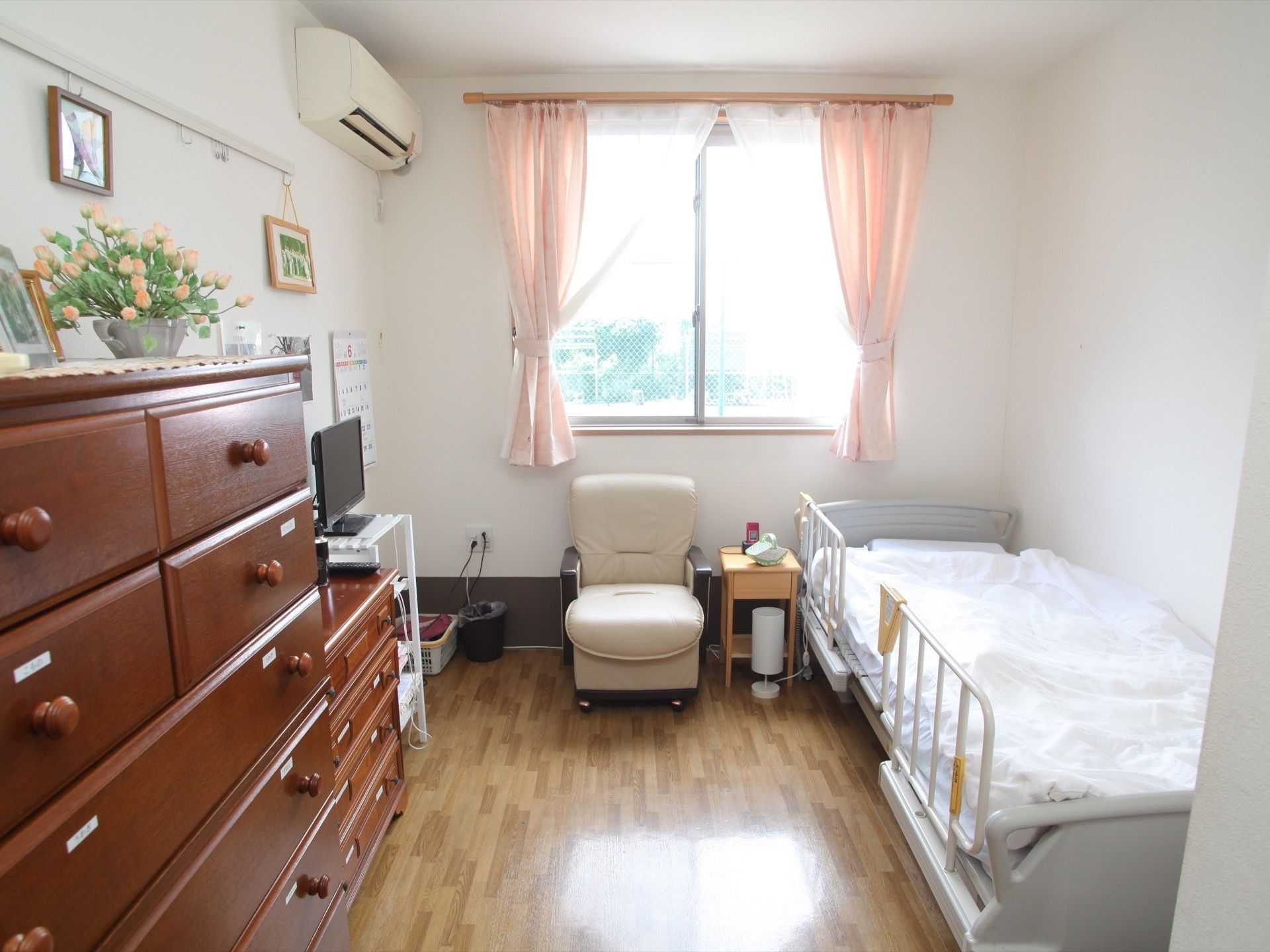 背の高い木製のチェストや１人用のソファなどが置かれた部屋