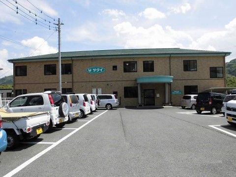 施設は２階建てのシンプルな建物である。玄関の前が広く開いており、ワゴン車などの大きな車も楽に横付けができる。