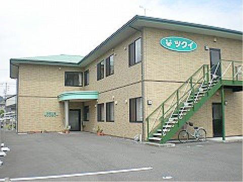 道路側にある外部階段は幅員が広く確保されている。また、勾配も緩やかで入居者様は安全に通行することができる。