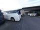 介護施設外観と送迎車両