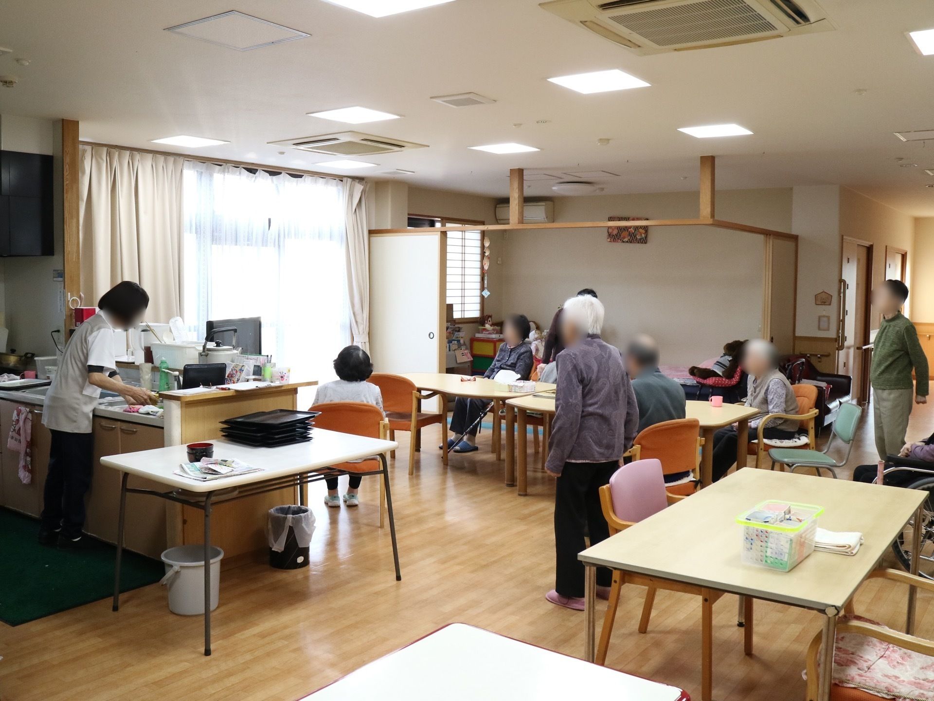 共有スペースに集まるご入居者様の様子。