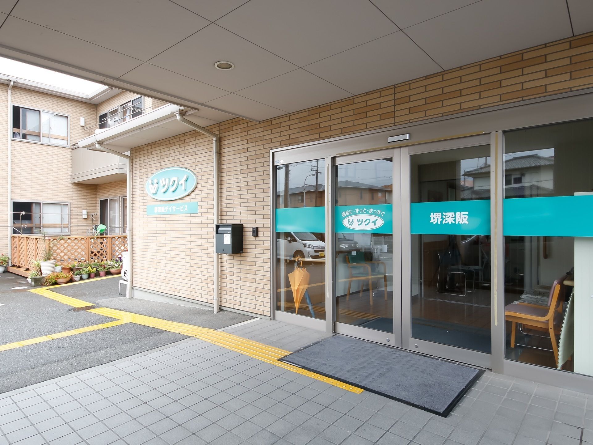 施設の入口は段差がないように設計されている。玄関の外側には屋根がついているので、雨の日でも入居者様や来訪者様の負担が少ない。