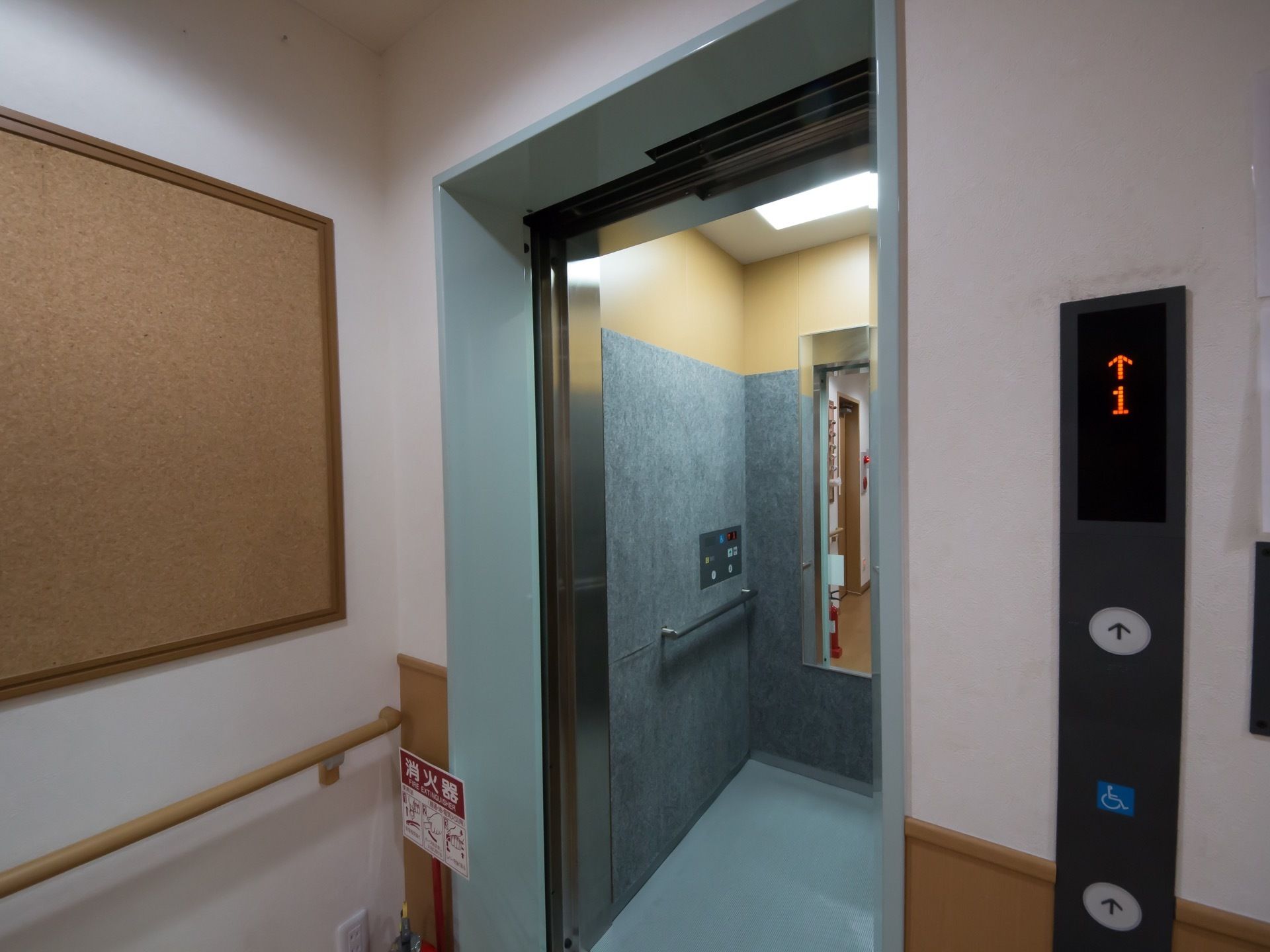 玄関のすぐ近くにエレベーターが設置されている。奥行きあるエレベーター内には、手すりが完備されており安心して利用できる。