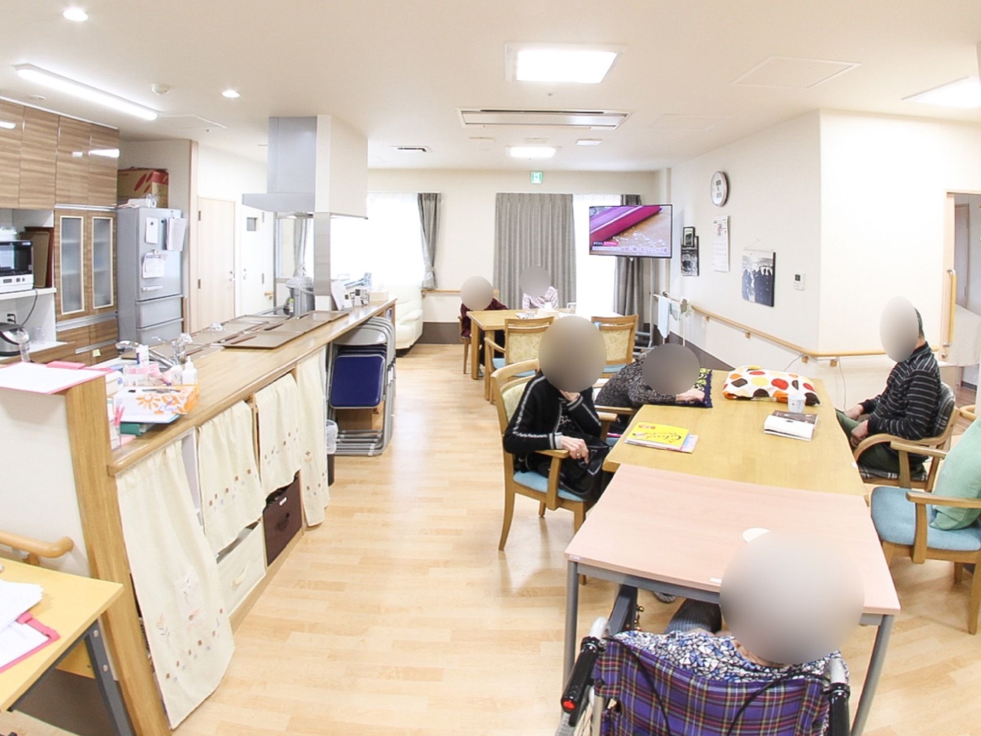 食堂はオープンキッチンが併設され、広々と開放的な造りになっている。スタッフは入居者様の様子を確認しながら作業ができる。