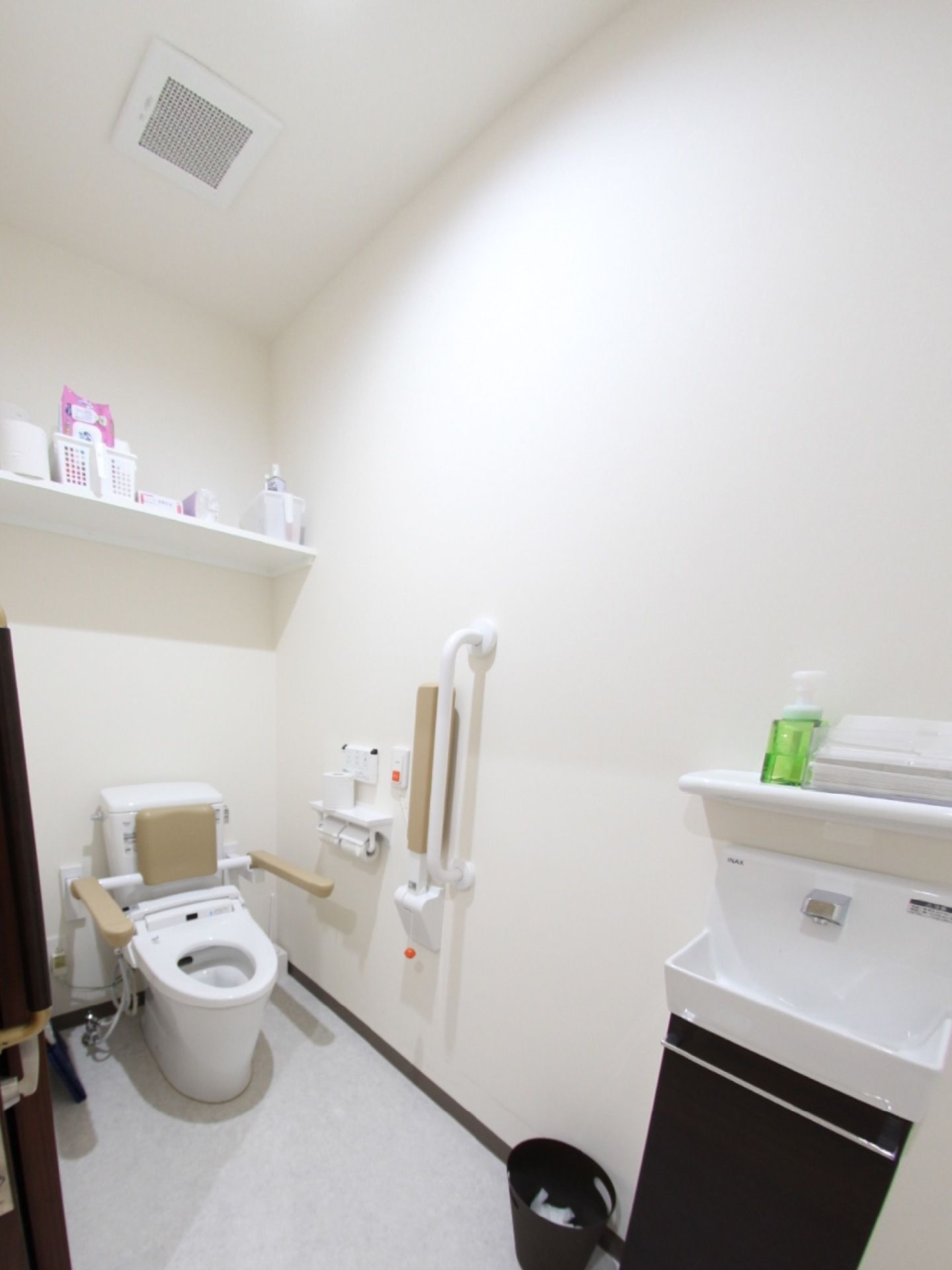 清潔感のあるトイレは天井が高く、開放感がある。安全のため、便器には背もたれ付きの手すりがある。