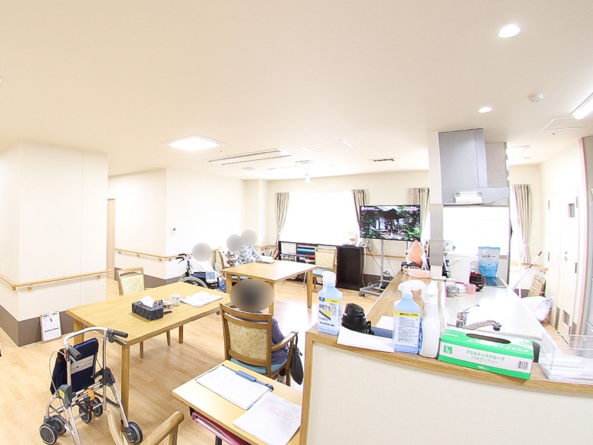 食堂の奥にある窓際には、テレビが設置されている。画面が大きいので、入居者様はどの席に座っていても視聴しやすい。
