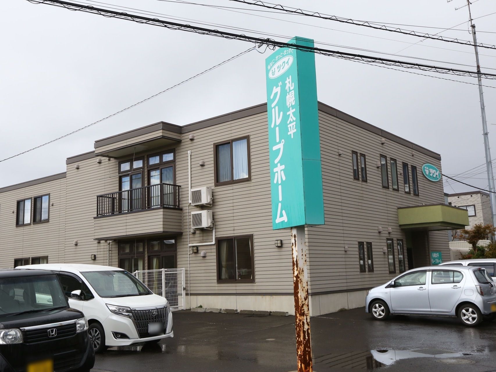 施設は落ち着いた色合いをした２階建ての建物である。建物の壁には窓が規則的に並んでおり、あらゆる方向から日の光を取り入れられる構造である。