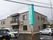 施設は落ち着いた色合いをした２階建ての建物である。建物の壁には窓が規則的に並んでおり、あらゆる方向から日の光を取り入れられる構造である。