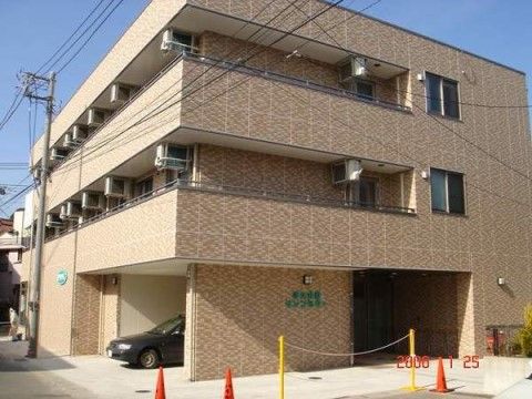 施設感のない洗練されたデザインの3階建ての建物である。１階部分が駐車場になっているので、出入りがしやすい。