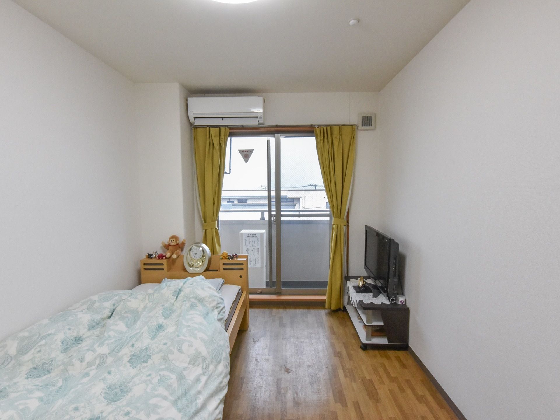部屋には大きな窓があり、ベランダに出る事もできる。ベッドとテレビ、エアコンがあり、床は木目調になっている。