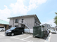 介護施設の外観と駐車場