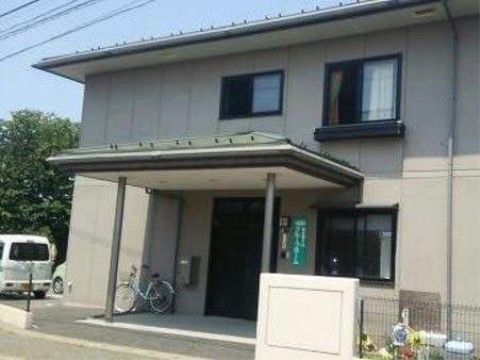 ２階建ての民家のような雰囲気のある施設である。玄関前はフラットなので、車椅子をご利用の方でも安全に通行できる。
