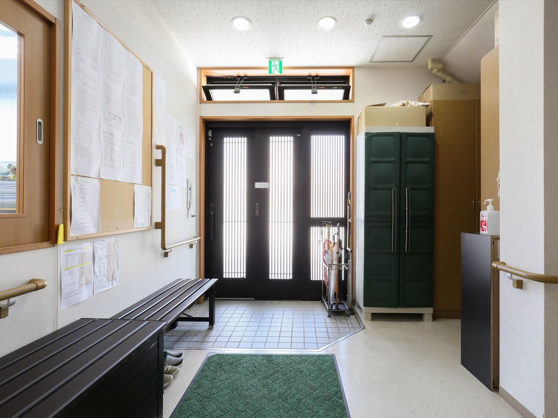 採光付きの引き戸のため、明るい玄関である。ベンチを設置しており、靴の脱着を座ってすることができる。収納用の棚を備え、整理整頓を心がけている。