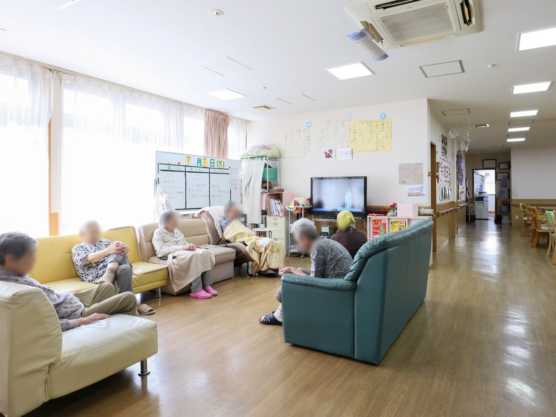 窓に囲まれた開放的な空間にソファーを設置し、ゆっくりと寛げる場所を提供している。オープンスペースにし、人が集まりやすい工夫をしている。
