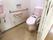 トイレの便座の両側に手すりを設置し、安全に移動できるようにしている。洗面台を備え、トイレ後の手洗いがスムーズにできて衛生的である。