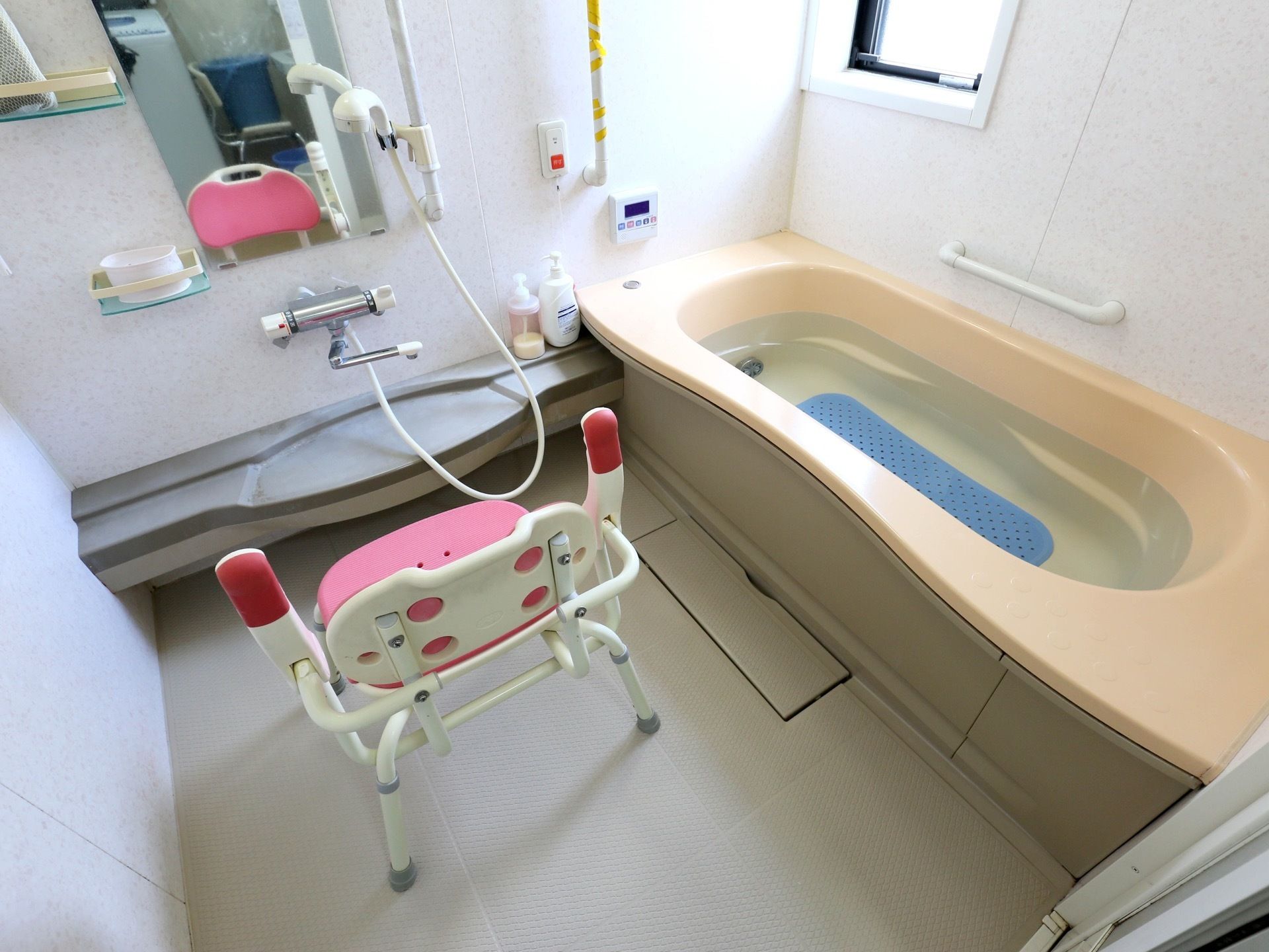 浴室には手すりや転倒防止のマットを備え、安全に利用できるように配慮している。浴室用の椅子を置き、座って洗うことができる。