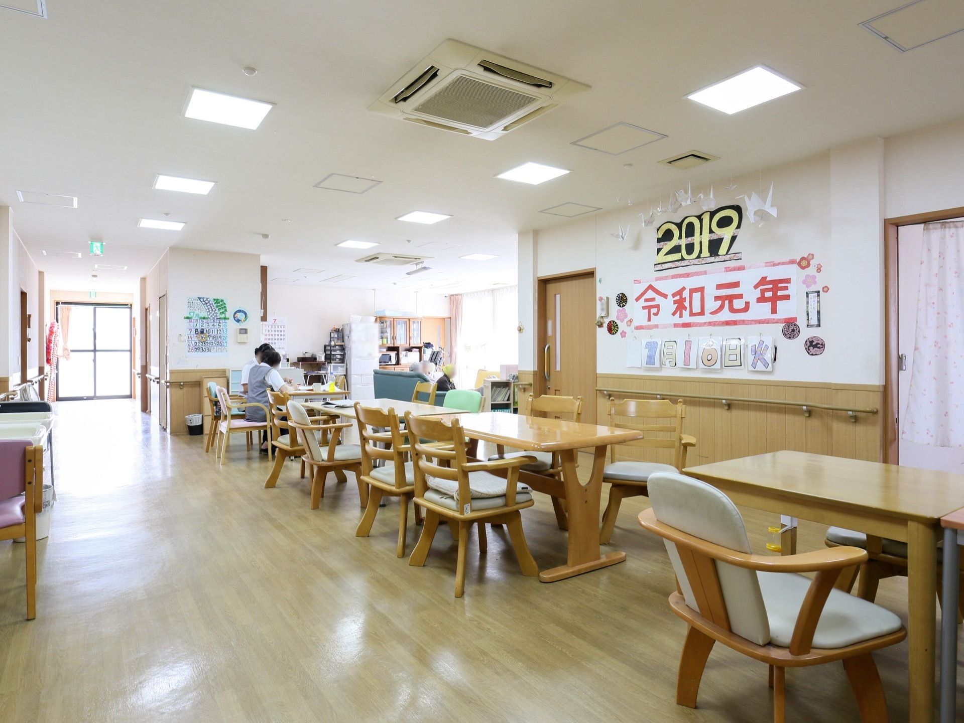窓が多くあるため、採光が十分にでき、明るく開放的な共有スペースである。職員が常駐し、一人一人にあった支援を行う。