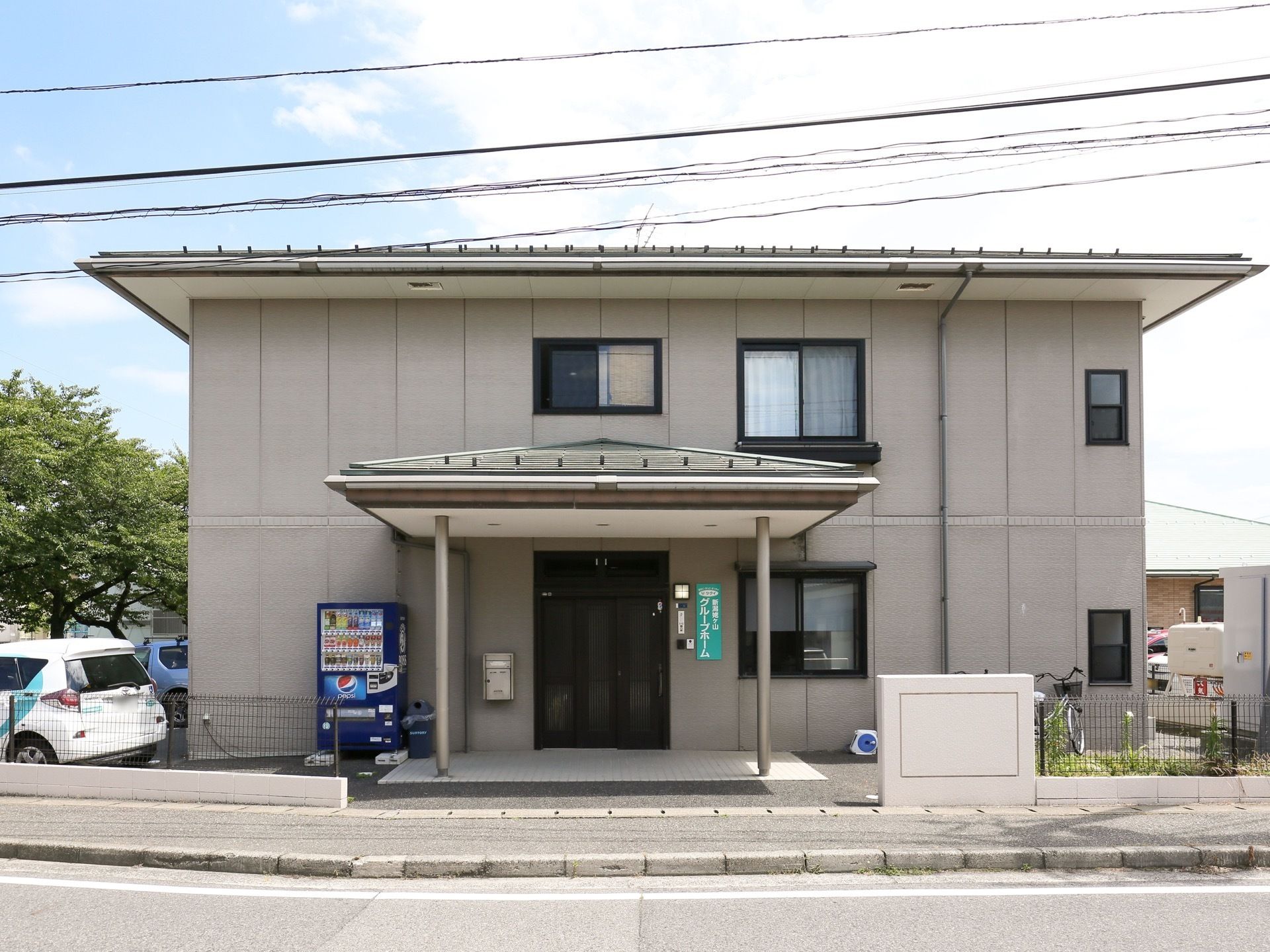 当施設は道路に面した場所に立地し、車での移動がしやすく便利である。入口には目印になる看板を設置している。