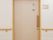部屋にはエアコンが設置されており温度管理も可能である。また木のような色の床で白い壁の部屋となっている。