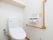 部屋のトイレは引き戸の扉がついている。トイレにはL字型のてすりが取り付けられており、ウォシュレットもついている。