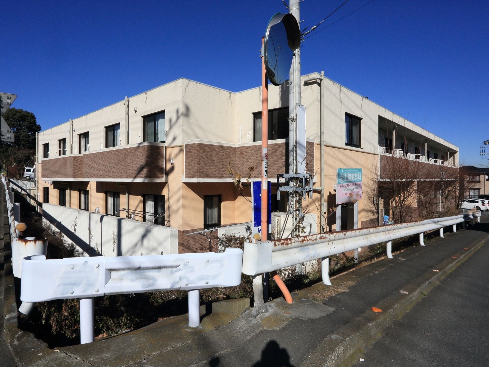２階建ての建物はナチュラルな色が使われ、落ち着いた雰囲気になっている。道路からすぐの場所にありアクセスが便利である。