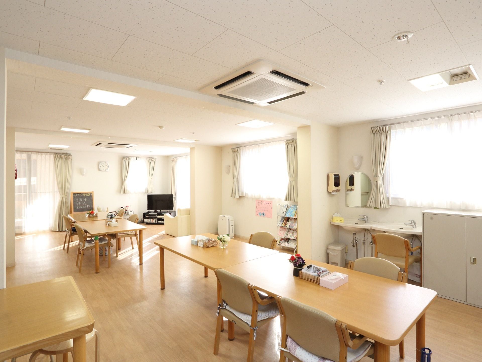 広々としたスペースがあり、会話を楽しんだりゆっくりくつろぐことができる。窓が多く明るい空間になっている。