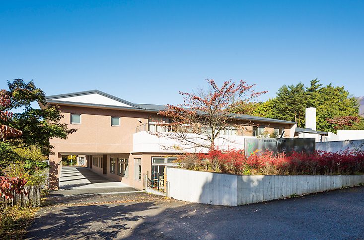自然に囲まれた建物エントランス